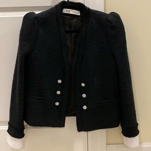 Zara Tweed Jacket with Poplin in Black
Short jacket featuring a V-neckline